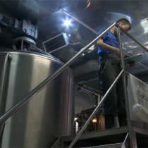 Пивовары новой волны часто не вкладываются в оборудование, пользуясь тем, что осталось от предыдущей моды на "живое" пиво